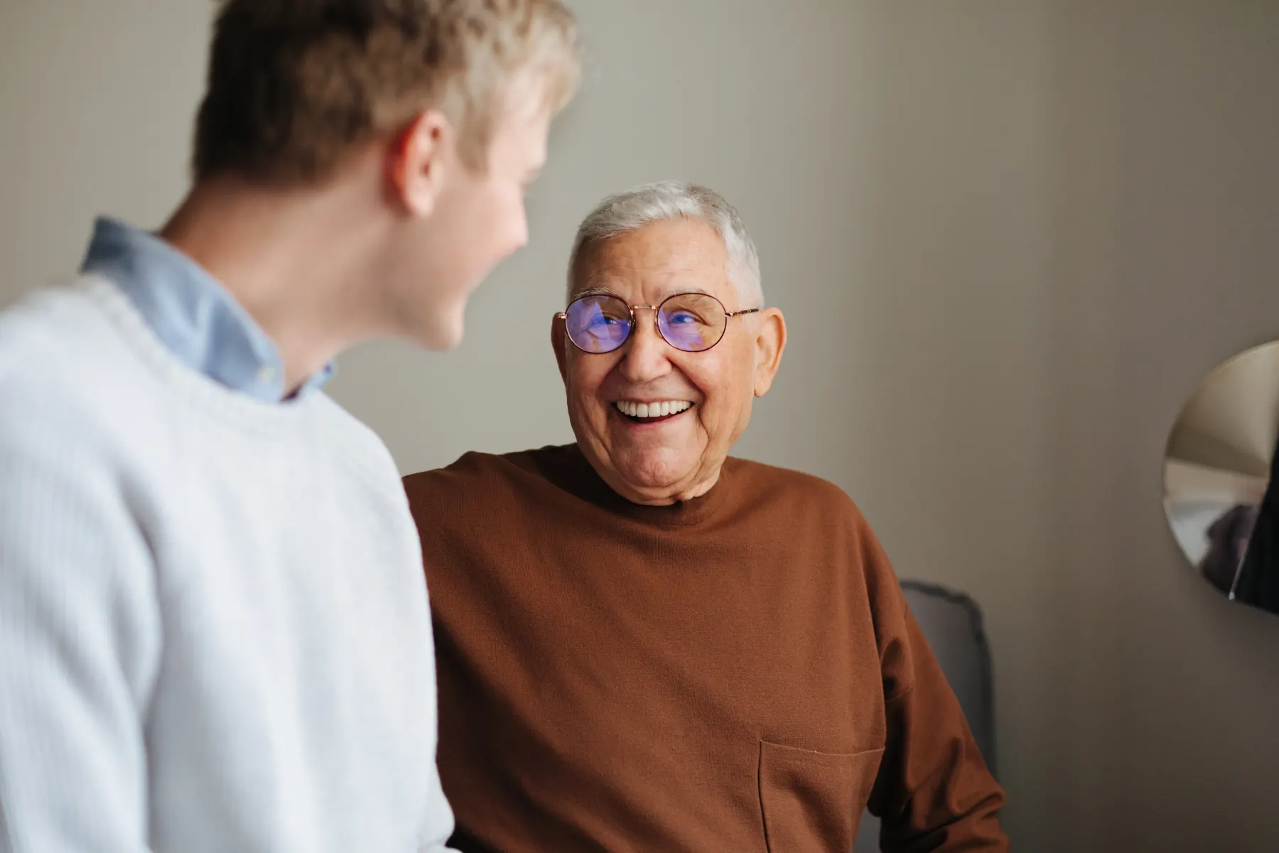 Patient souriant lors d’une consultation d’audiologie