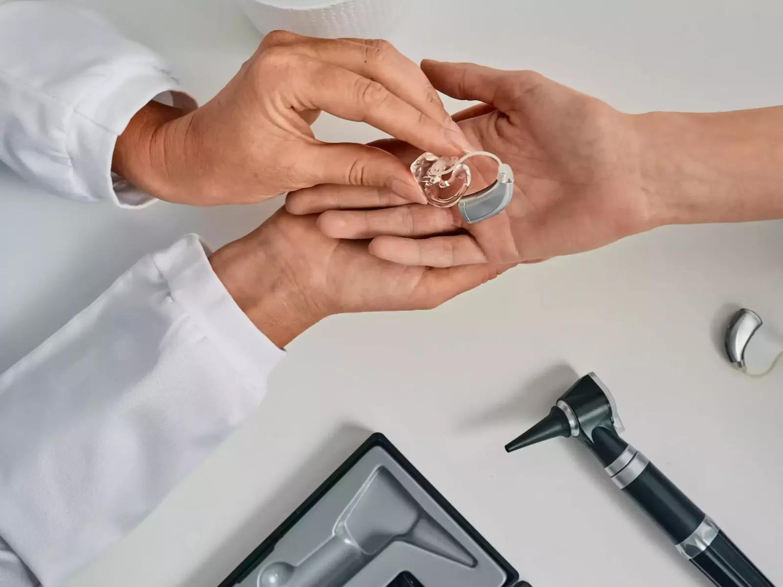 Remise d’un appareil auditif au patient en fin de rendez-vous